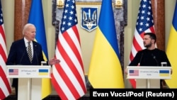 Президент Украины Владимир Зеленский и президент США Джо Байден (слева). Киев, 20 февраля 2023 года