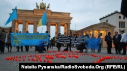 Акция памяти жертв депортации «Зажги свечу в своем сердце» возле Бранденбургских ворот. Берлин, 18 мая 2016 года. Иллюстрационное фото