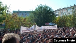 На митинг в Дербенте, по разным оценкам, собралось от нескольких сотен до пяти тысяч человек