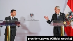 Ukrayna və Avstriya prezidentləri Volodimir Zelenski (solda) və Alexander Van der Bellen Vyanada keçirilən birgə mətbuat konfransında