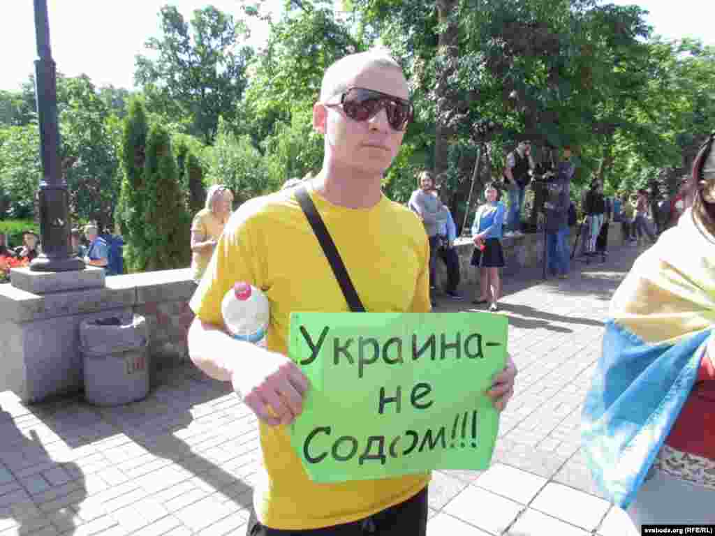 Противники марша ранее провели в украинской столице ряд митингов и зарегистрировали на сайте городской администрации петицию с требованием запретить шествие, под которой было собрано почти 14 тысяч подписей