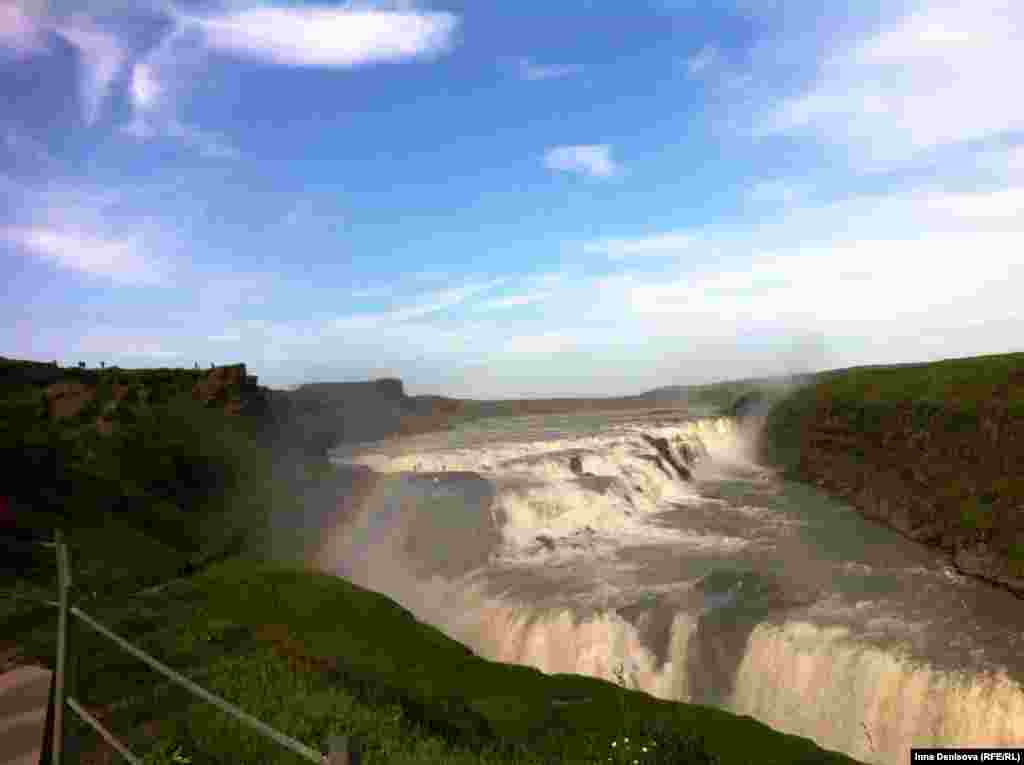 Водопад Gulfoss, называющийся &quot;золотым&quot; - конец популярного туристического маршрута. Водопад огромен, красив - но толпы портят дело, и лучше проехать еще несколько километров, чтобы найти водопады чуть меньше размером, зато без толпы зевак.&nbsp;