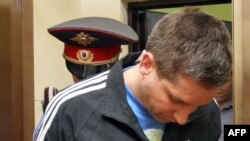 Майор милиции Денис Евсюков сегодня ночью застрелил трех человек и ранил шестерых 