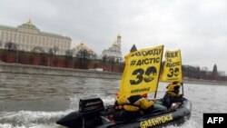 Активисты Greenpeace проплыли на мотороных лодках перед Кремлем под лозунгами "Освободить Арктическую 30-тку". 6 ноября 2013