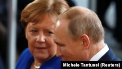 Angela Merkel və Vladimir Putin , arxiv foto