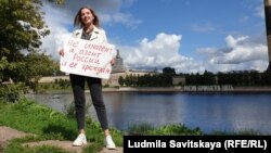 Ирина Милютина во время пикета в поддержку свободы СМИ в России. Псков, 22 августа 2021 года