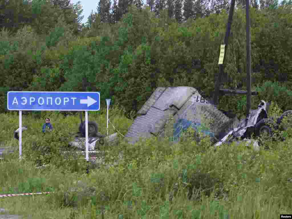 На месте крушения самолета ТУ-134 под Петрозаводском.