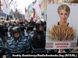 Милиция охраняет вход в здание Печерского суда