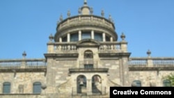 Одна из старейших больниц в Латинской Америке Hospicio Cabañas, Гвадалахара, Мексика. Основана в 1791 году. Фото <a href = "http://en.wikipedia.org/wiki/Image:Hospicio_Caba%C3%B1as.JPG" target=_blank>patrick.denizet.</a>