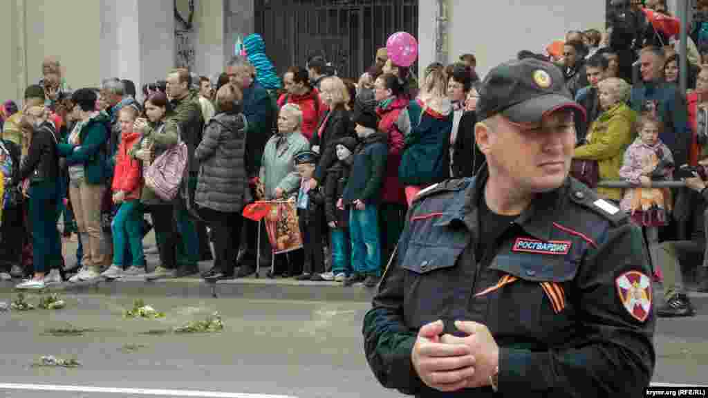 В Севастополе по центру города промаршировали войска российского гарнизона, кадеты, юнармейцы из детского лагеря &laquo;Артек&raquo;, ветераны, казаки и дети в военной форме