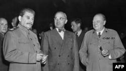 Sovet lideri Iossif Stalin, ABŞ prezidenti Harry S.Truman və Britaniyanın Baş naziri Winston Churchill, 1945