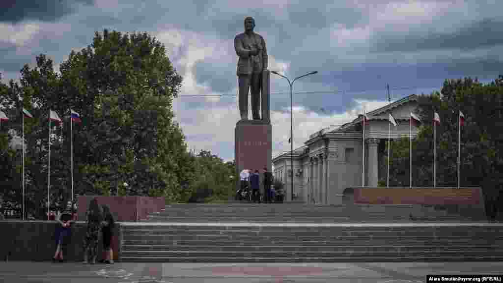 Памятник Ленину в центре одноименной симферопольской площади &ndash; не только один из наиболее известных ориентиров в городе, но и популярное место встречи молодежи