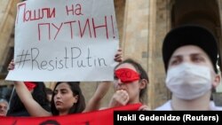 Во время акции протеста у здания парламента Грузии. Тбилиси, 21 июня 2019 года