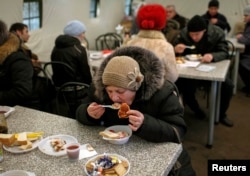 Беженцы из зоны АТО в центре приема вынужденных переселенцев в Славянске