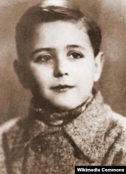 Sergio de Simone (29 noyabr, 1937 - 20 aprel 1945) 7 yaşlı yəhudi oğlan, Almaniyadakı Bullenhauser Damm Məktəbində aparılan tibbi eksperimentlər zamanı ölüb.