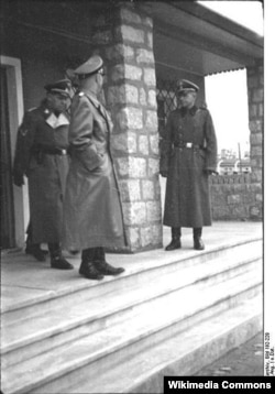 Nasist lideri Heinrich Himmler düşərgədə təftiş zamanı. O, fahişəxananı nəzərdən keçirir. Mauthausen/Gusen