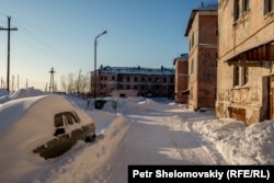 Иногда через двор Хозяиновых проезжает трактор – почистить снег, но к подъезду приходится пробираться через сугробы