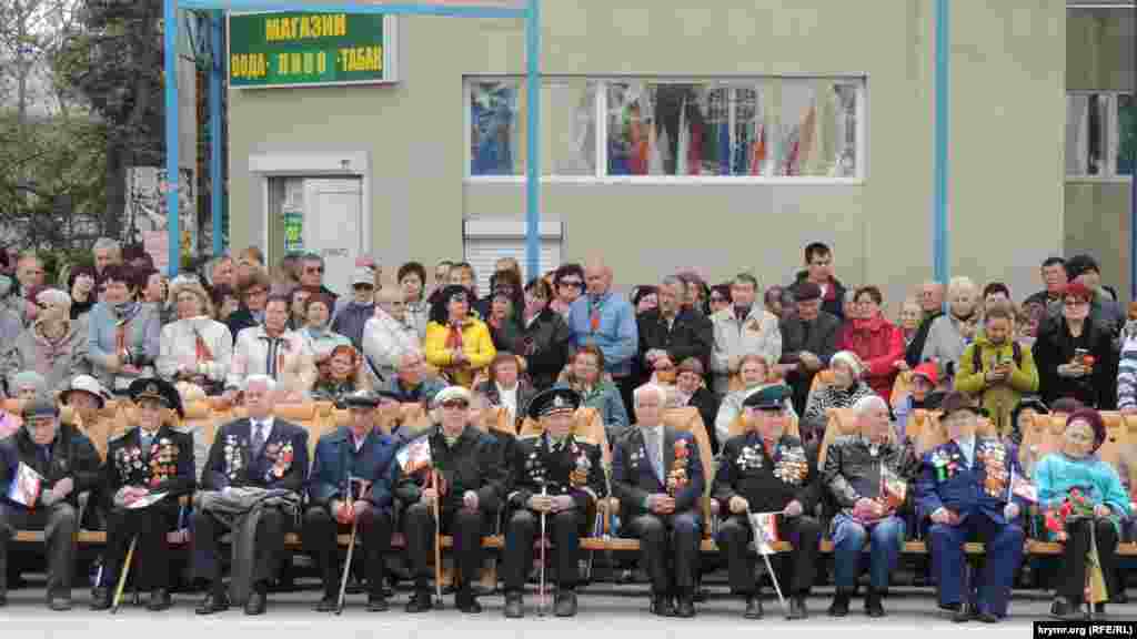 На привокзальной площади разместили стулья для ветеранов войны и труда