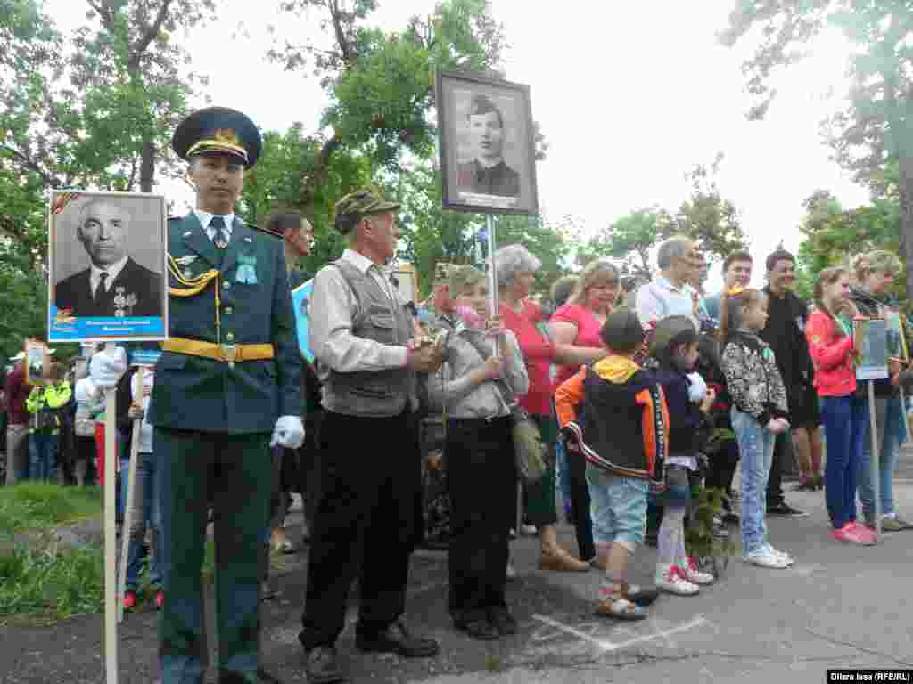 &laquo;Мәңгілік даңқ&raquo; шеруінде екінші дүниежүзілік соғысқа қатысқан ата-бабасының суретін ұстап шыққандар көп болды.