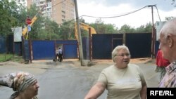 Жильцам домов на улице маршала Бирюзова остается лишь разводить руками: стройка идет полным ходои