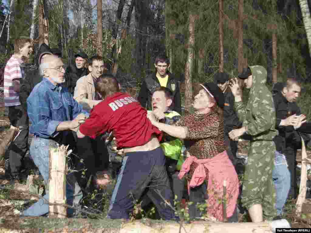 Столкновение защитников химкинского леса с неизвестными, осуществляющими охрану места вырубки