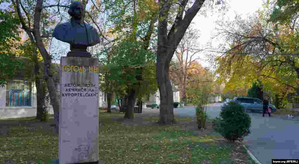 Памятник одному из классиков русской литературы Николаю Гоголю в старой части курортного парка. Сам парк начали закладывать&nbsp;весной 1891 года. Сюда, на берег соленого лечебного озера, завезли чернозем с материковой Украины. За три последующих года было высажено более 9 тысяч деревьев и кустарников. В пределах курортного парка размещаются четыре местных санатория, в том числе и &laquo;Саки&raquo;, старые корпуса которого сегодня полуразрушены